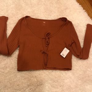 SO ‘cinnamon dust’ cropped sweater/cardigan/top with knots